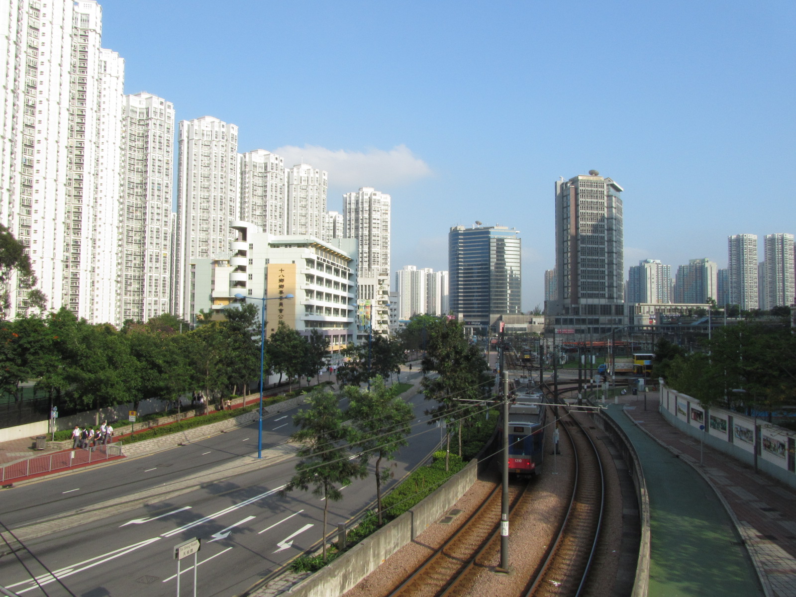 住宅屋苑,为香港十大蓝筹屋苑之一,位於香港新界西元朗区天水围新市镇