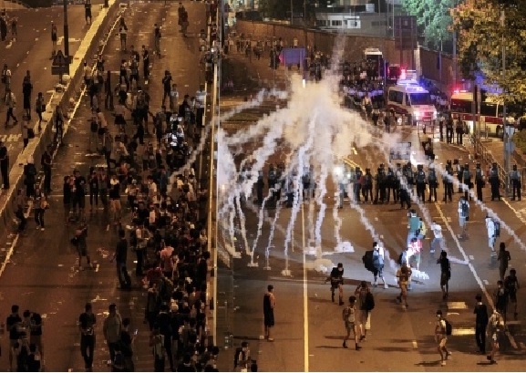 十月圍城，存亡之秋。 October Revolution is a critical moment in Hong Kong